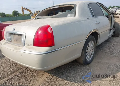 2004 Lincoln Town Car Ultimate z USA, uszkodzony, nr VIN 1LNHM83W44Y661605